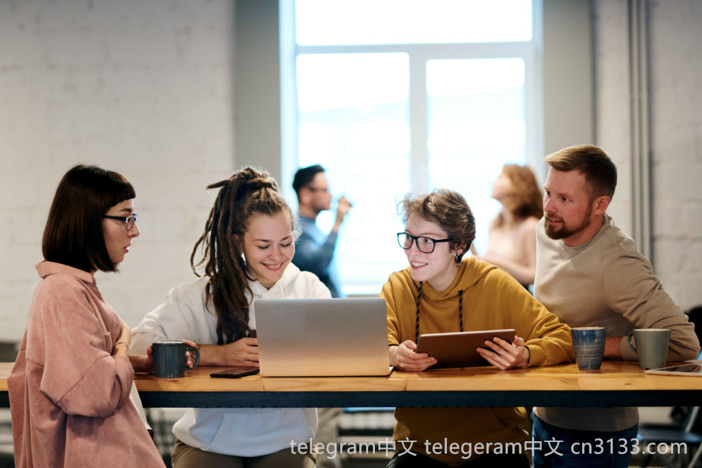 Telegram是什么软件？它的安全性如何？\n在当今数字社交网络中，Telegram因其强大的隐私保护和多样化功能而受到广泛欢迎。其独特的加密技术和云同步特性使用户在信息交流时能够享有较高的安全性。此外，Telegram还支持用户创建私密群组和频道，进一步提升了信息的保密性和用户的控制能力。然而，Telegram的安全性也引发了诸多关注，全球范围内的监管和审查使其使用环境变得复杂多变。